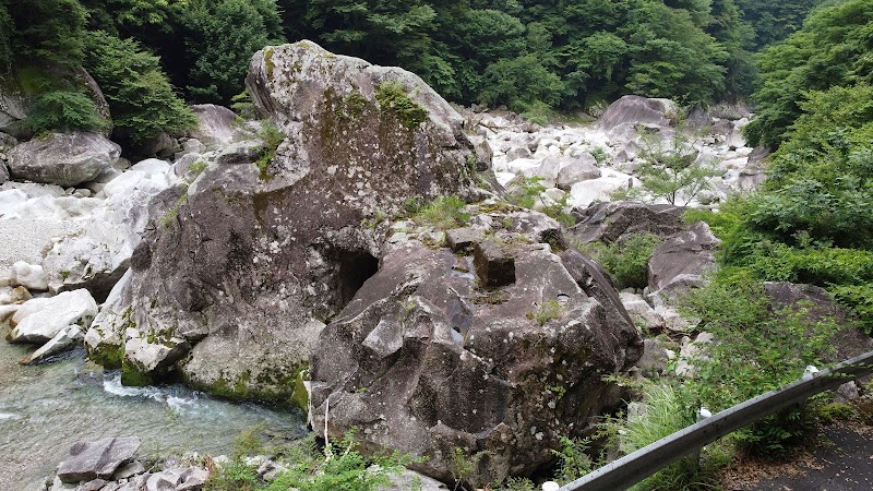 小川の穴あき鉄砲流し跡