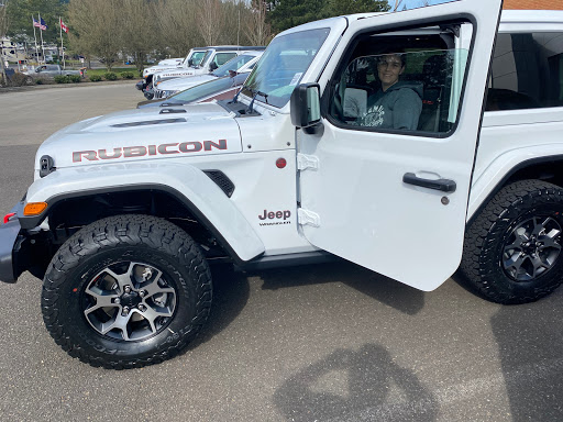 Jeep Dealer «Findlay Chrysler Jeep Dodge RAM INDOOR Dealership», reviews and photos, 25600 SW Parkway Center Dr, Wilsonville, OR 97070, USA