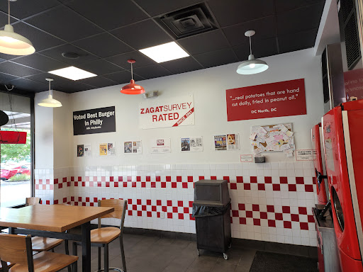 Shopping Mall «Gateway Shopping Center», reviews and photos, 221 E Swedesford Rd, Wayne, PA 19087, USA