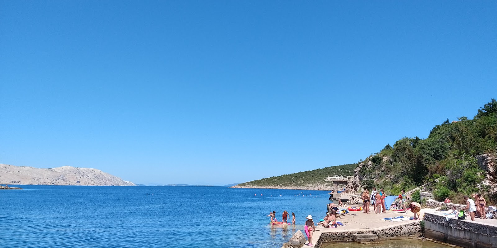 Foto von Stinica Beach mit betonierte fläche Oberfläche