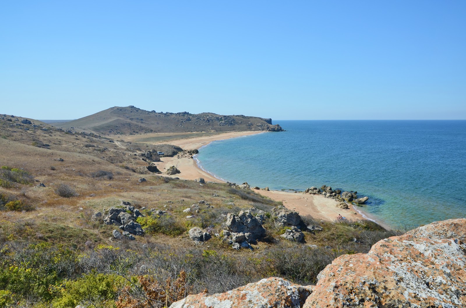 Φωτογραφία του Plyazh Zolotoye III με φωτεινή άμμο κοχύλι επιφάνεια