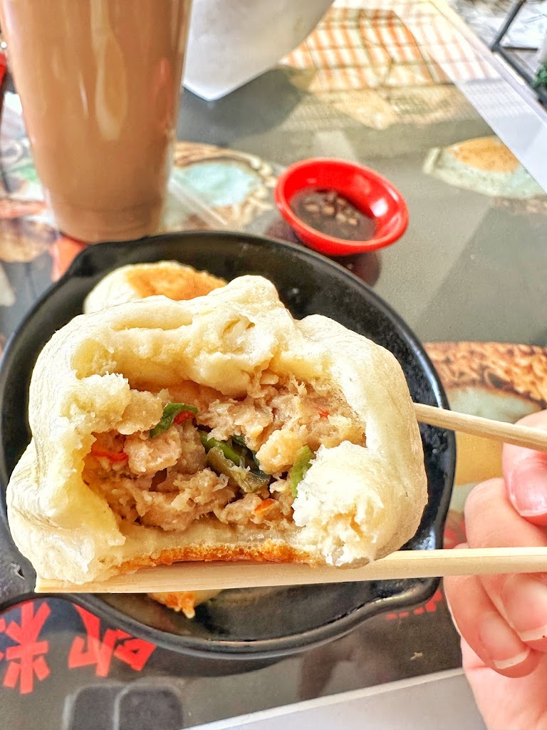 吾45早午食堂.雙十連假有營業。獨家剝皮辣椒生煎包.酥皮蛋餅.獨家異國鍋燒麵.芋泥肉鬆蛋餅.非喝不可鮮奶茶.吾雙紅茶.冰花煎餃， 的照片