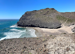 Photo de Cala Principe entouré de montagnes