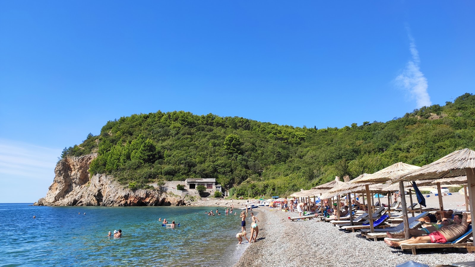 Foto de Buljarica Beach e o assentamento