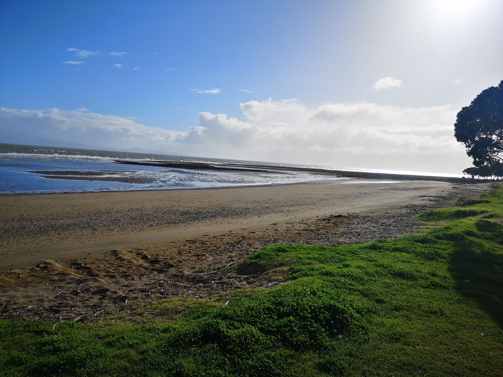 Foto de Tapu Beach con agua cristalina superficie