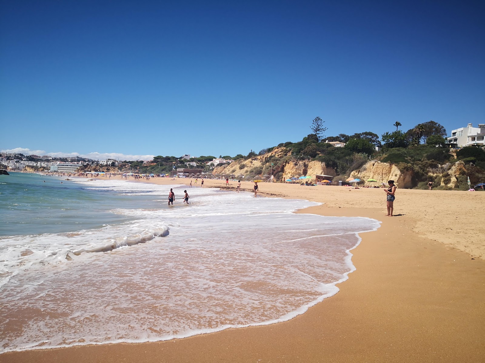 Praia dos Alemaes'in fotoğrafı dağlarla çevrili