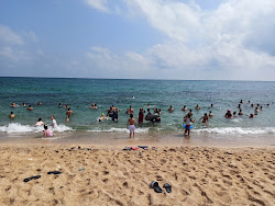Foto von Karaburun beach IV und die siedlung