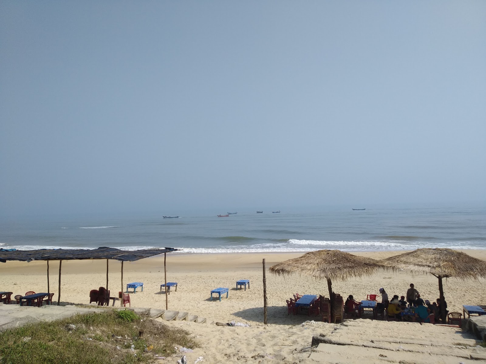 Valokuva Vinh Thanh Beachista. pinnalla turkoosi vesi:n kanssa
