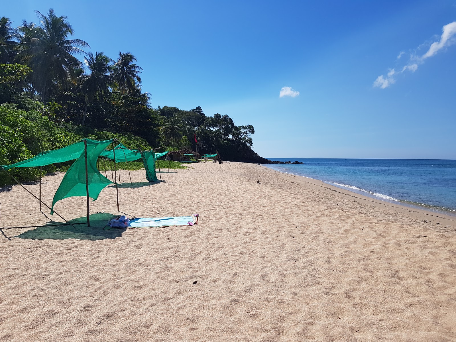 Φωτογραφία του Nui Beach με μπεζ άμμος επιφάνεια