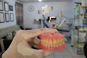 Ahli Gigi (Tukang Gigi) Faif Dental - Terima Panggilan - BERIZIN image