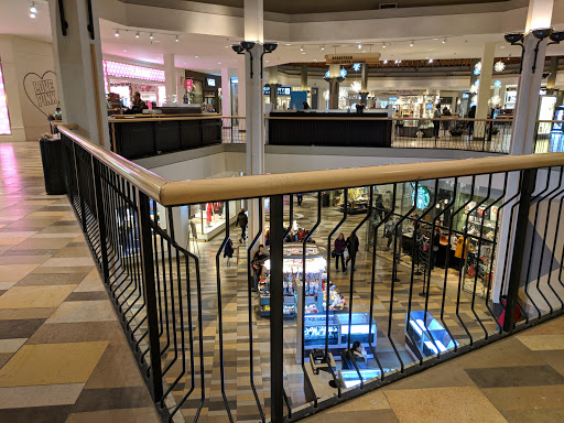 Shopping Mall «Beachwood Place», reviews and photos, 26300 Cedar Rd, Beachwood, OH 44122, USA