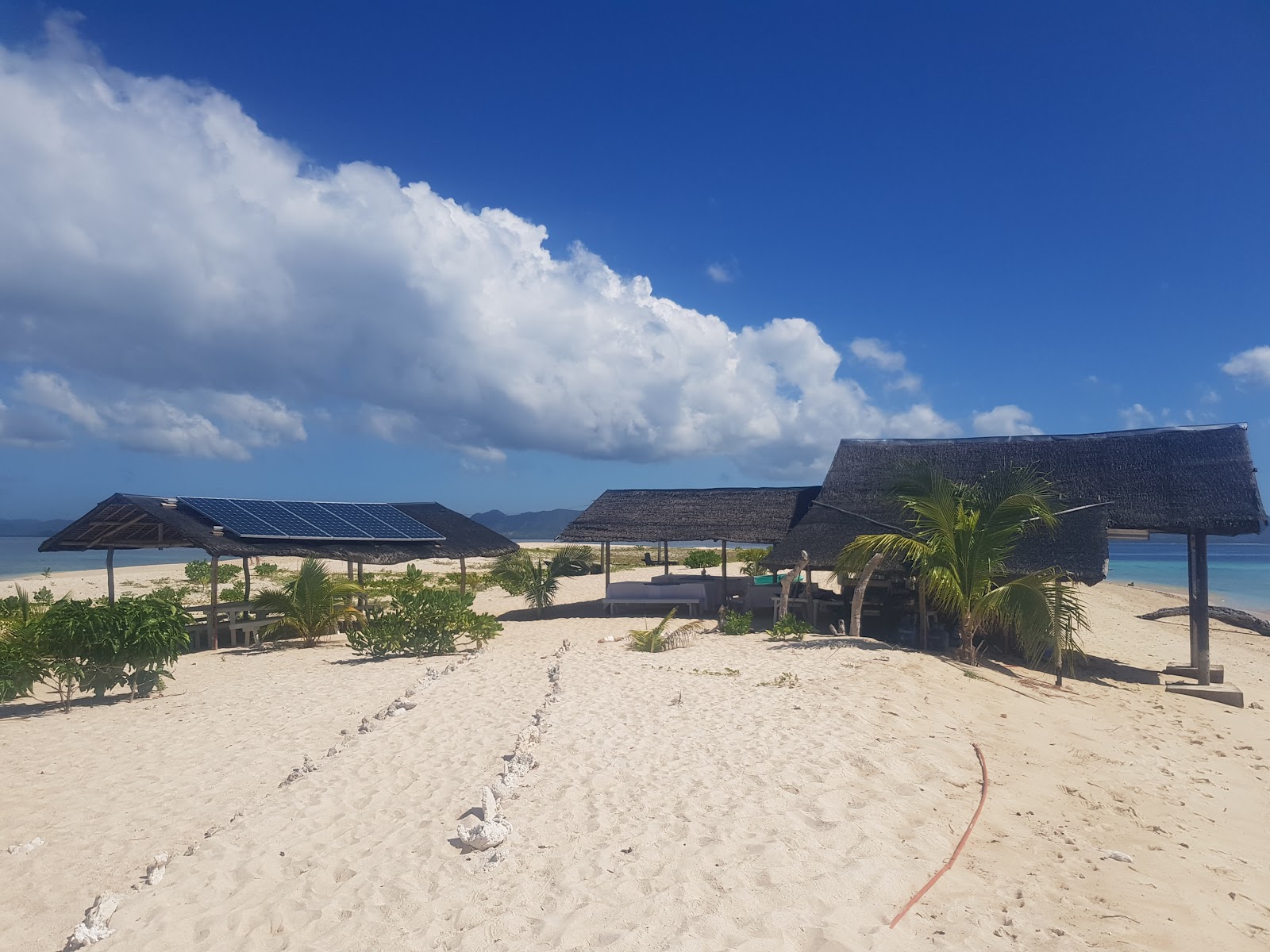 Zdjęcie Nagbinet Island z przestronna plaża