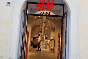 H&M image