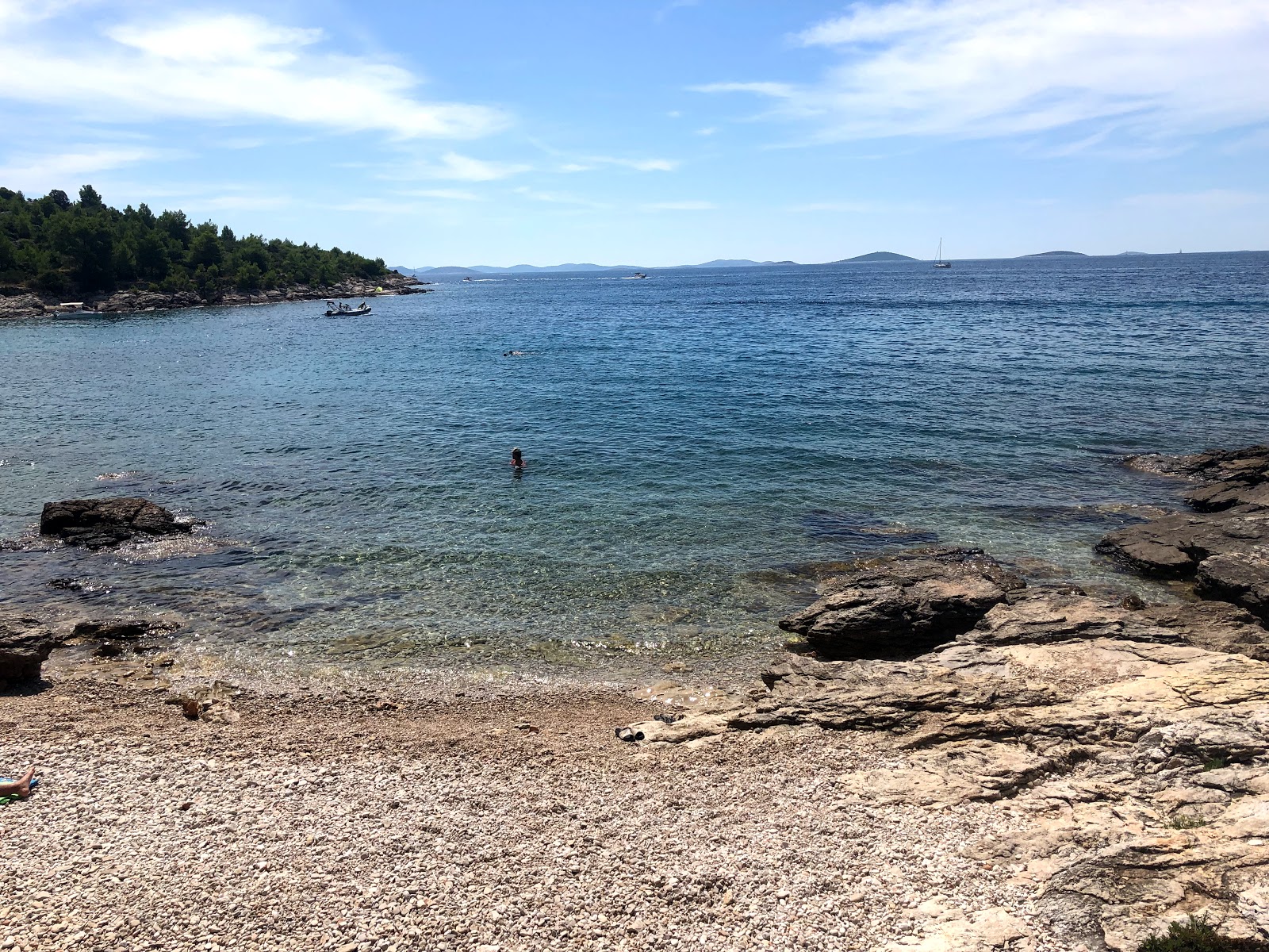 Foto von Julija beach befindet sich in natürlicher umgebung