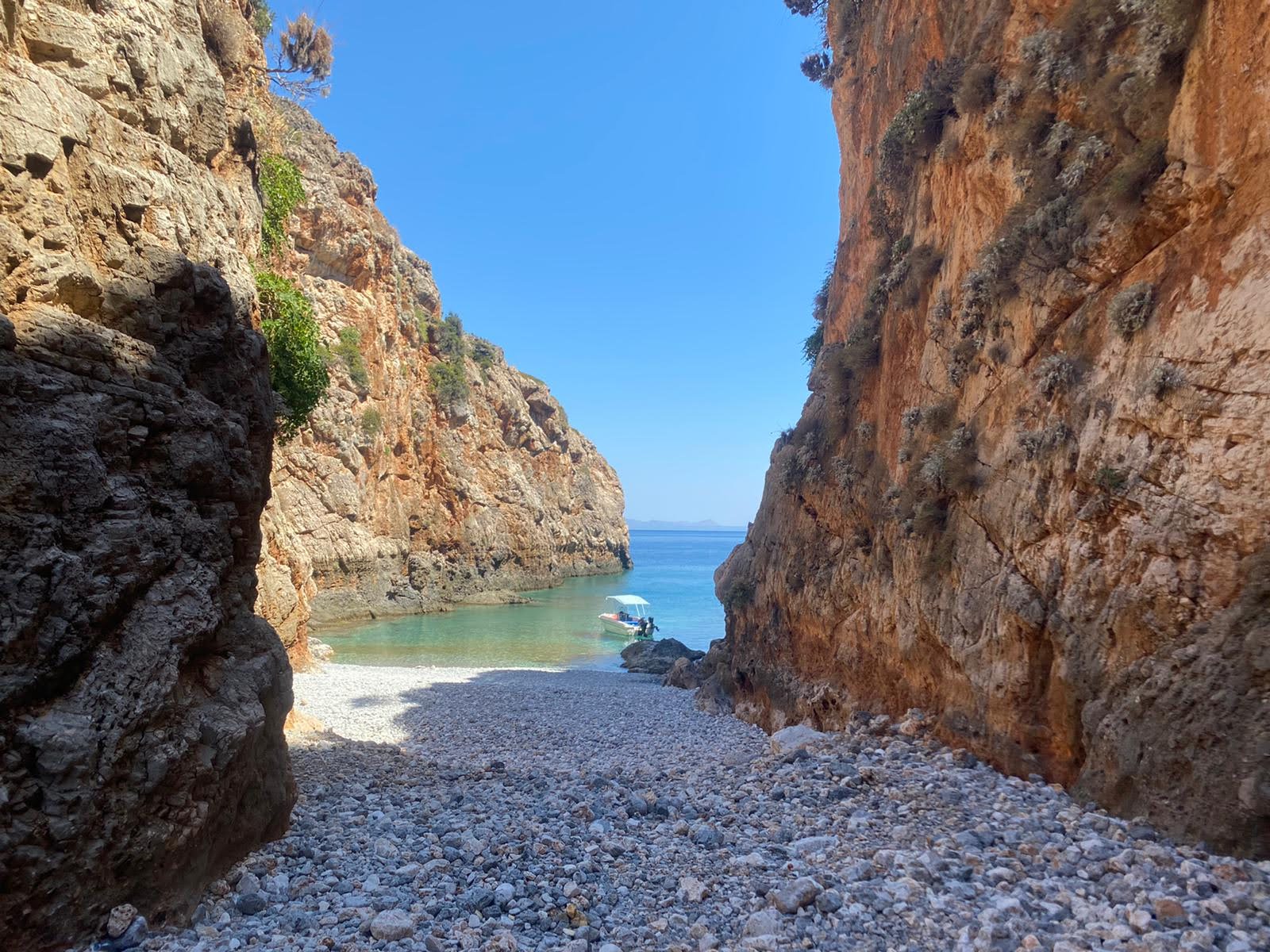 Photo de Ramyas Beach avec caillou clair de surface