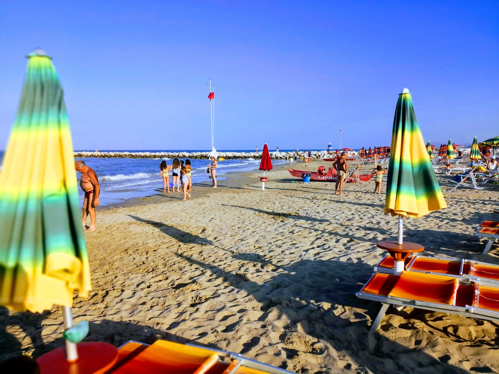 Spiaggia di Villa Rosa的照片 带有宽敞的海岸