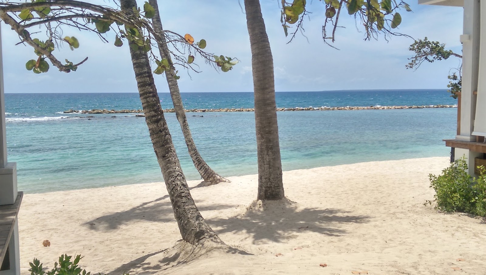 Minitas beach'in fotoğrafı geniş bir kıyı şeridi ile birlikte