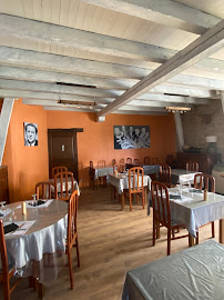 Atmosphère du Restaurant français Crêperie O CHAMPS D'LHEURE, chambres et gîtes à Curemonte - n°2