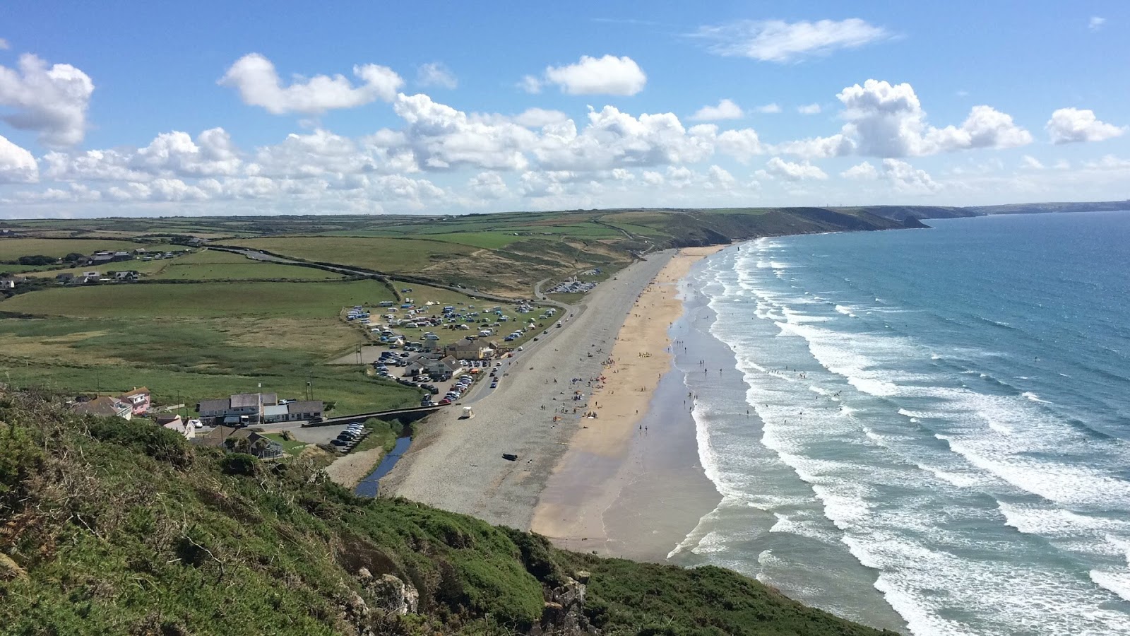 Photo de Newgale beach avec l'eau cristalline de surface