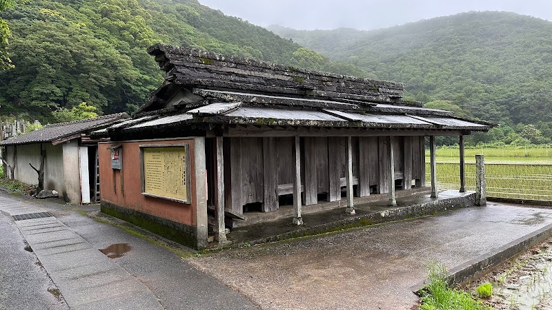 椎根の石屋根倉庫