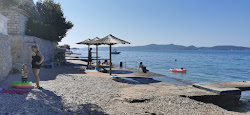 Mikulandra beach'in fotoğrafı çok temiz temizlik seviyesi ile