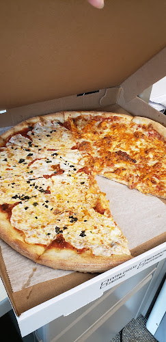 #1 best pizza place in Newark - Queen Pizza