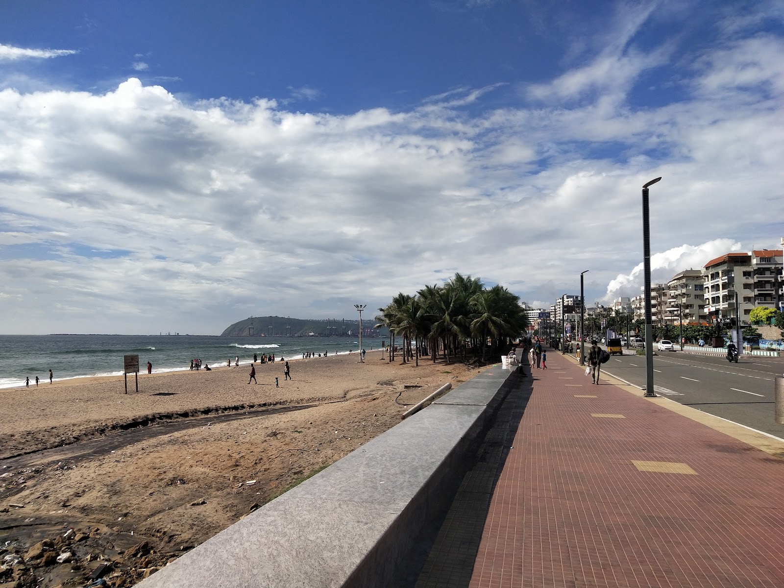 Foto de Ramakrishna Beach - lugar popular entre los conocedores del relax