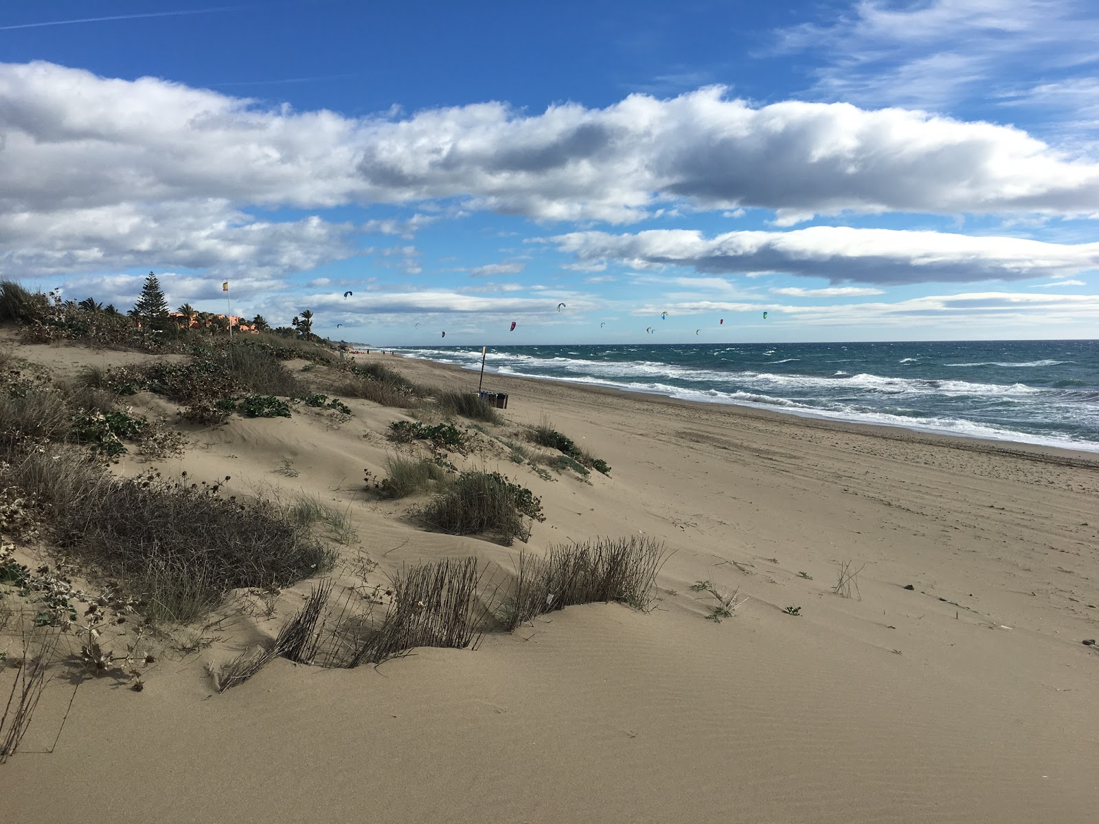 Playa de los Monteros'in fotoğrafı ve yerleşim