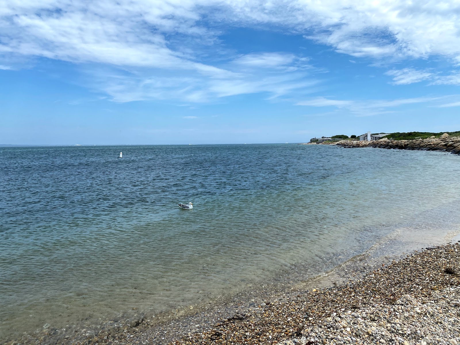 Foto von Lake Tashmoo Town Beach mit beiger sand & kies Oberfläche