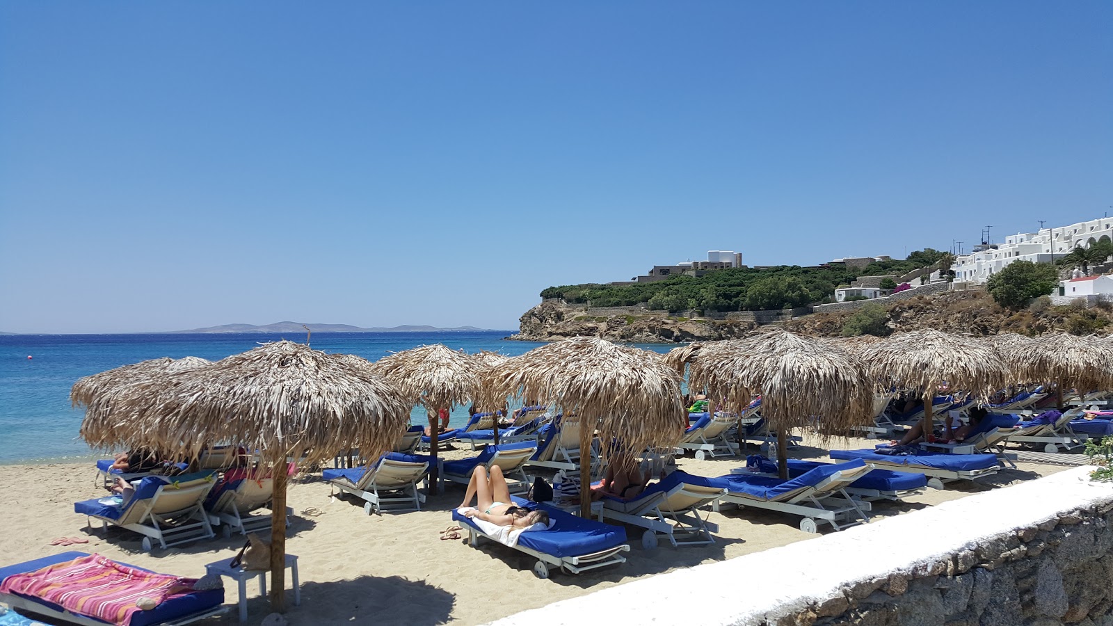 Foto de Praia de Agios Stefanos - lugar popular entre os apreciadores de relaxamento