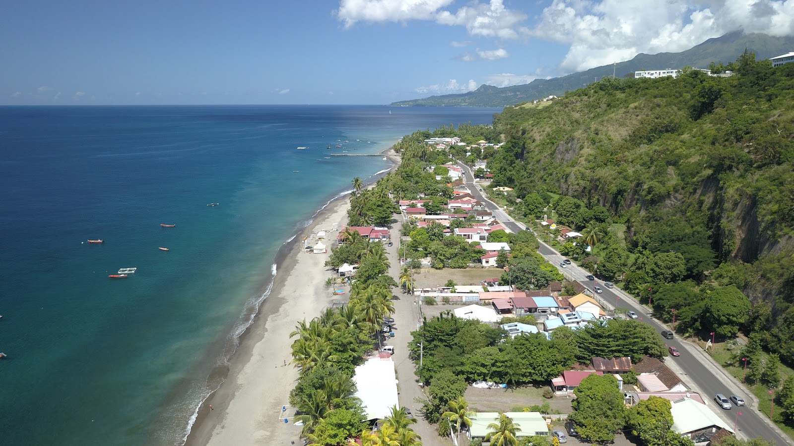 Fotografija Plage du Carbet in naselje