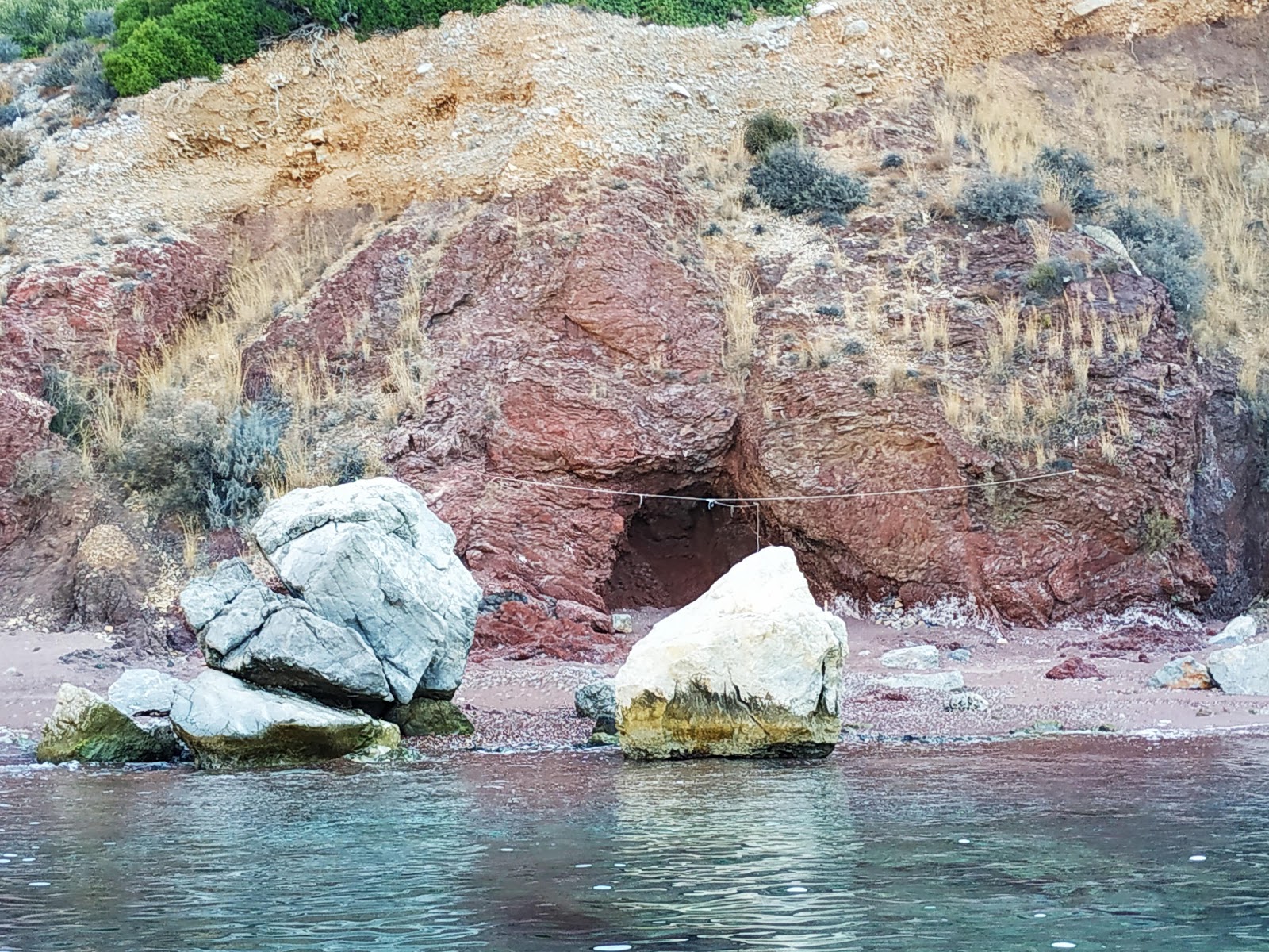 Foto de Kokkini Paralia com água verde clara superfície