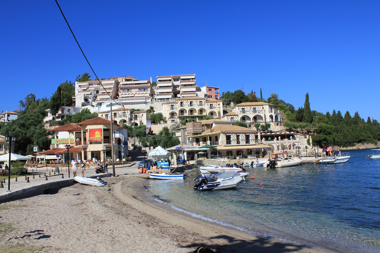 Foto von Sivota Beach mit kleine, beiger kiesel Oberfläche