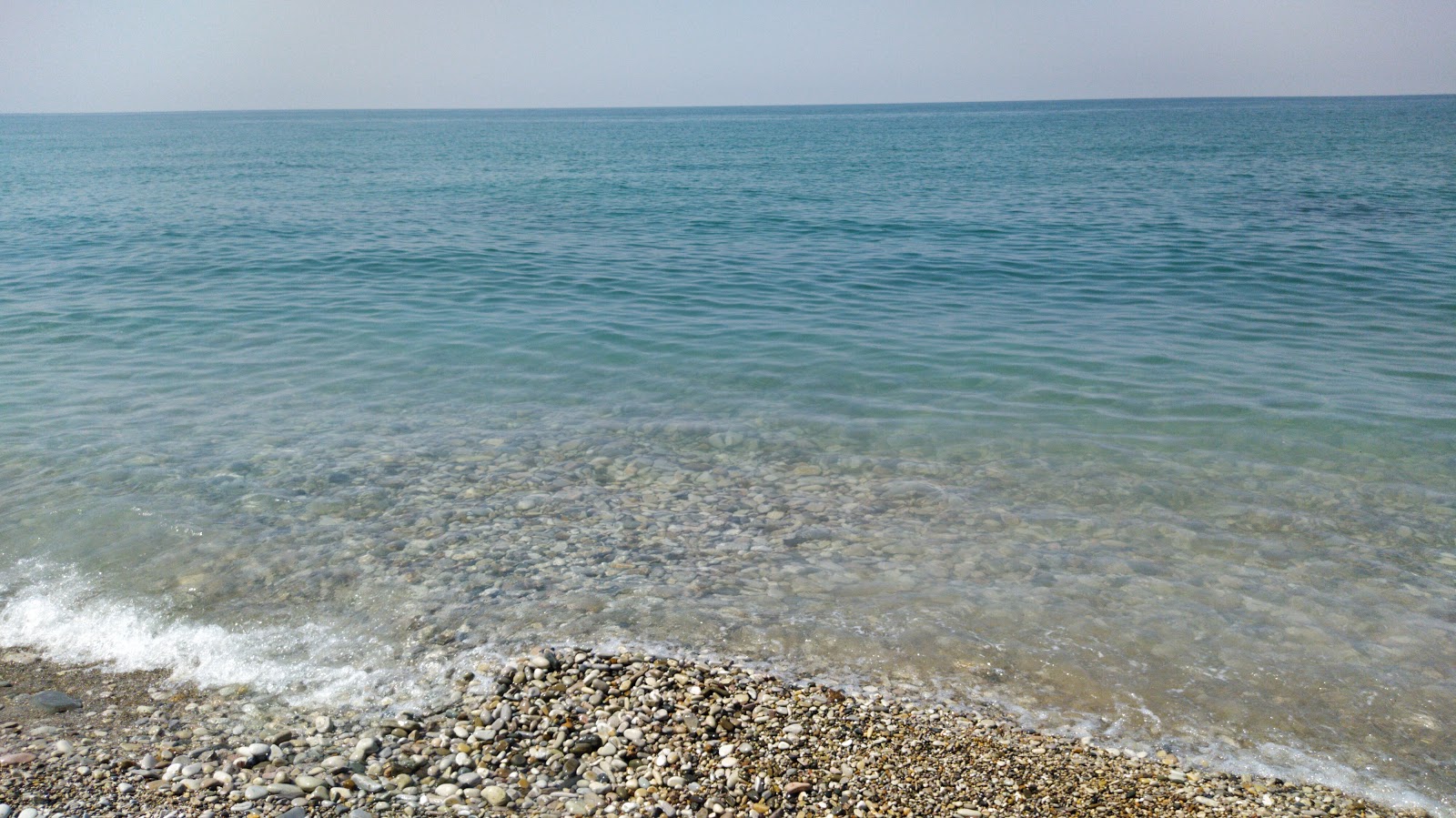 Foto van Shepsi beach ondersteund door kliffen