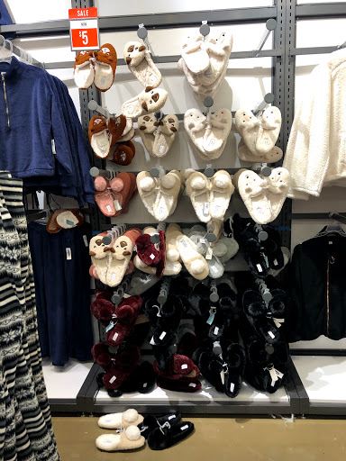 Clothing Store «Old Navy», reviews and photos, 40-24 College Point Blvd, Flushing, NY 11354, USA