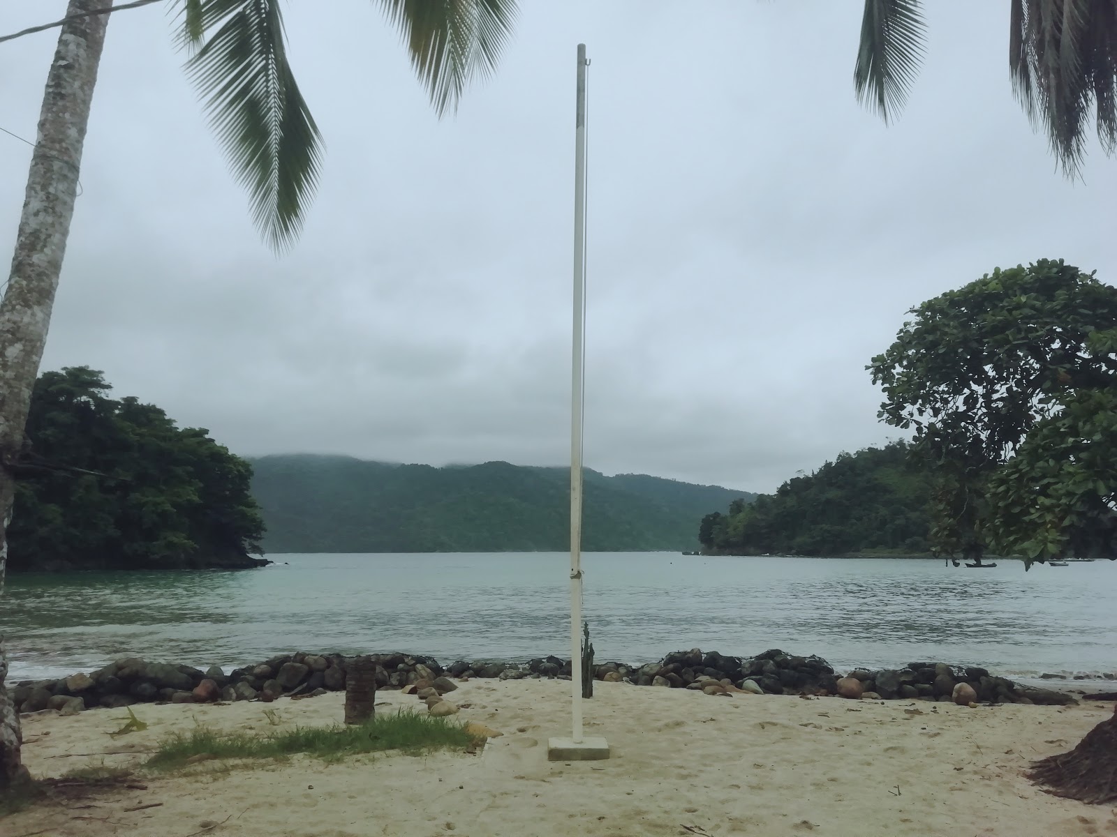 Fotografie cu Guayabito Beach cu mai multe golfulețe mici