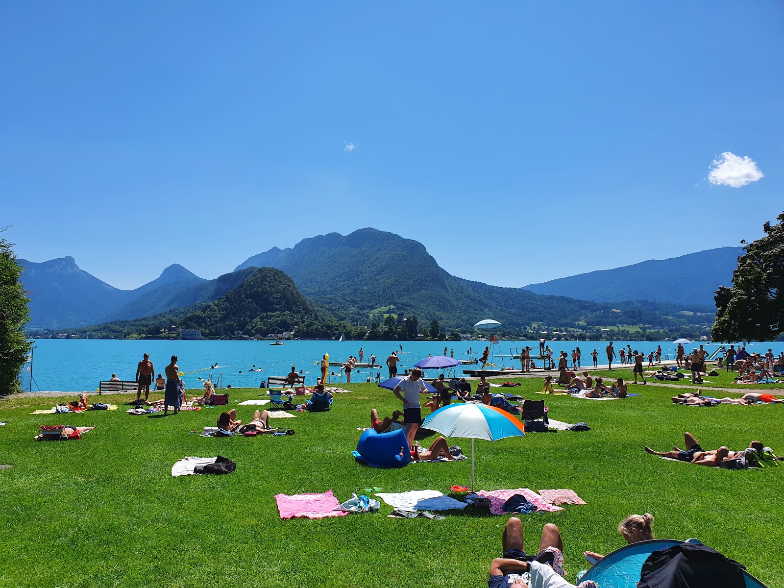 Plage Municipale de Talloires'in fotoğrafı düz bir kıyı şeridi ile birlikte