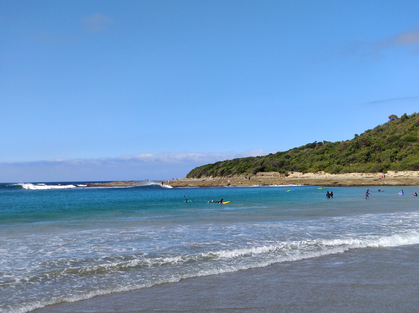 Kennet River Beach'in fotoğrafı dağlarla çevrili