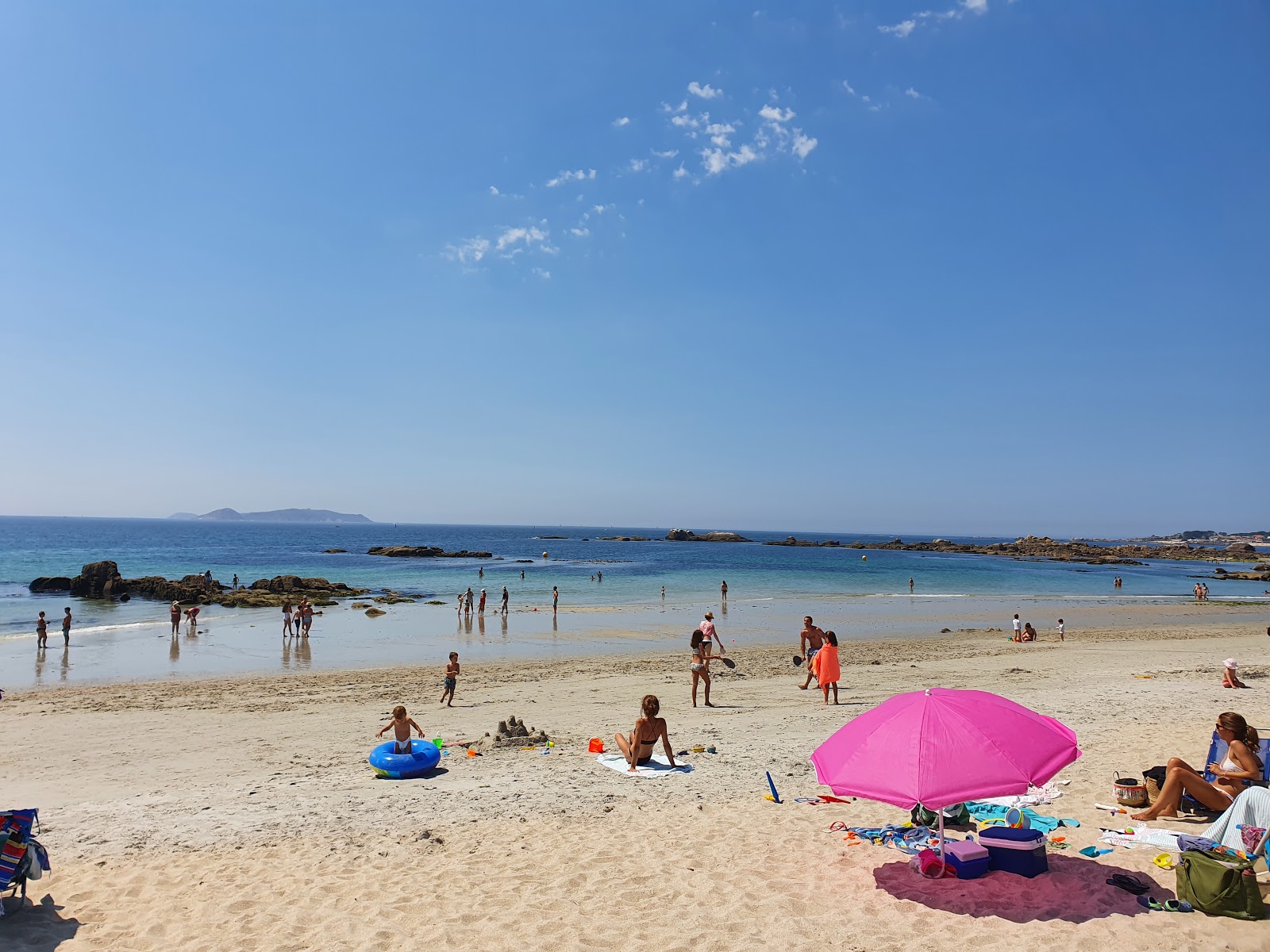 Photo de Raeiros beach avec plusieurs baies longues