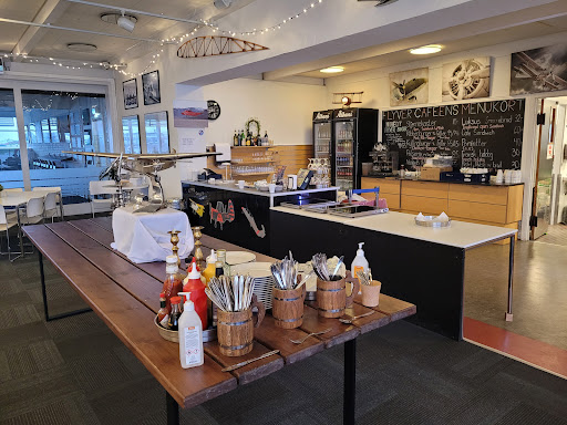 Flyver Caféen - (Åben Man-Fredag + Søndag og åben ved ALLE fly-afgange) in Nordfyn Municipality, Randers