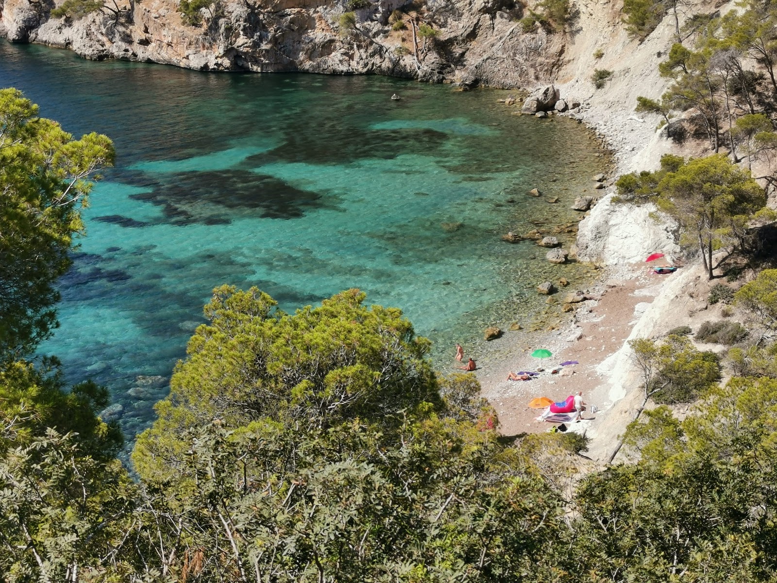 Fotografija Cala Blanca z majhen zaliv