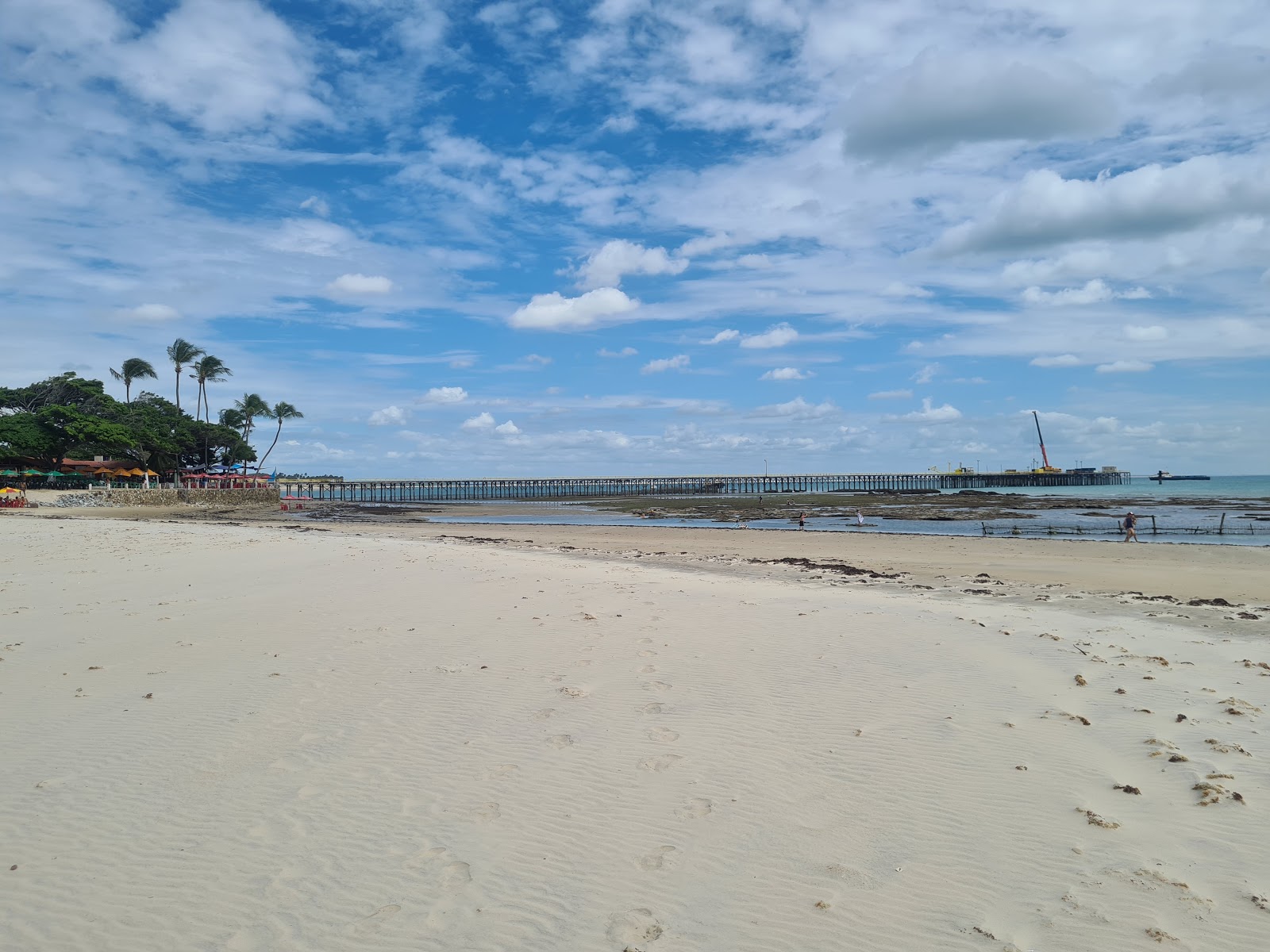 Foto di Praia da Pedra Rachada con una superficie del sabbia beige