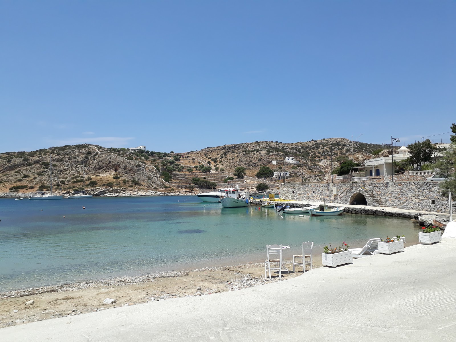 Foto van Mersini Beach ondersteund door kliffen
