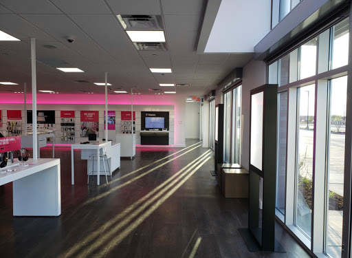 Cell Phone Store «T-Mobile», reviews and photos, 275 Parkway Dr #613, Lincolnshire, IL 60069, USA