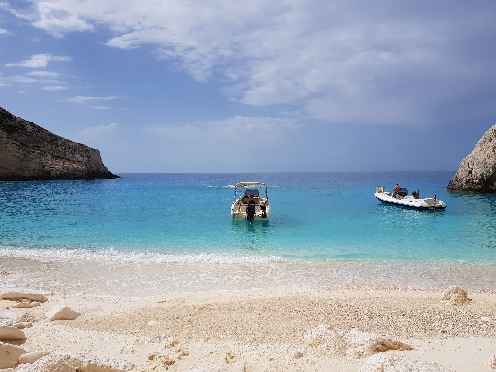 Foto de White Beach con pequeños guijarros beige superficie