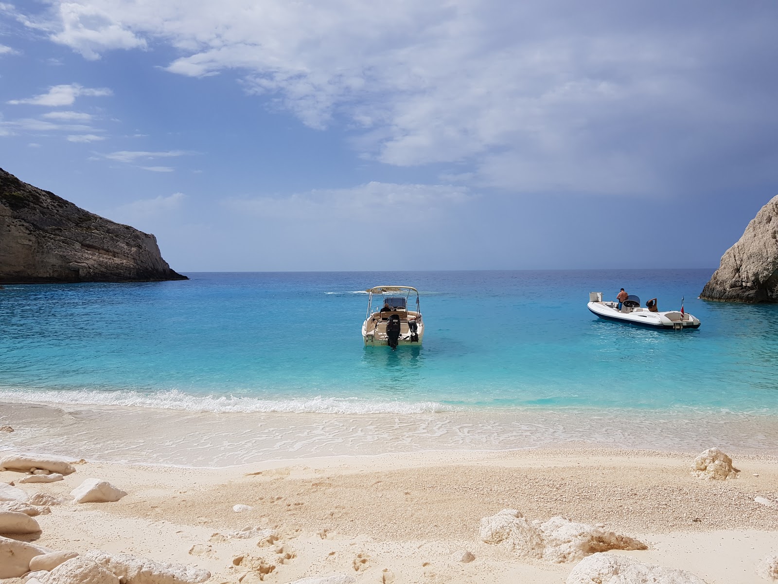 Foto af White Beach med let fin sten overflade