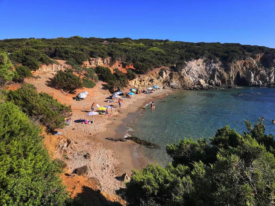 Foto von Limanaki Beach von Klippen umgeben
