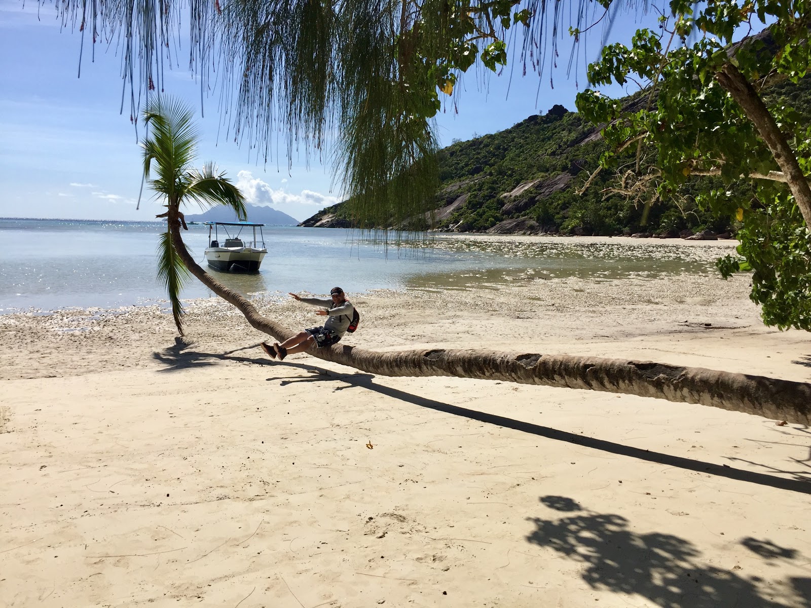 Foto av Baie Ternay Beach med rymlig bukt