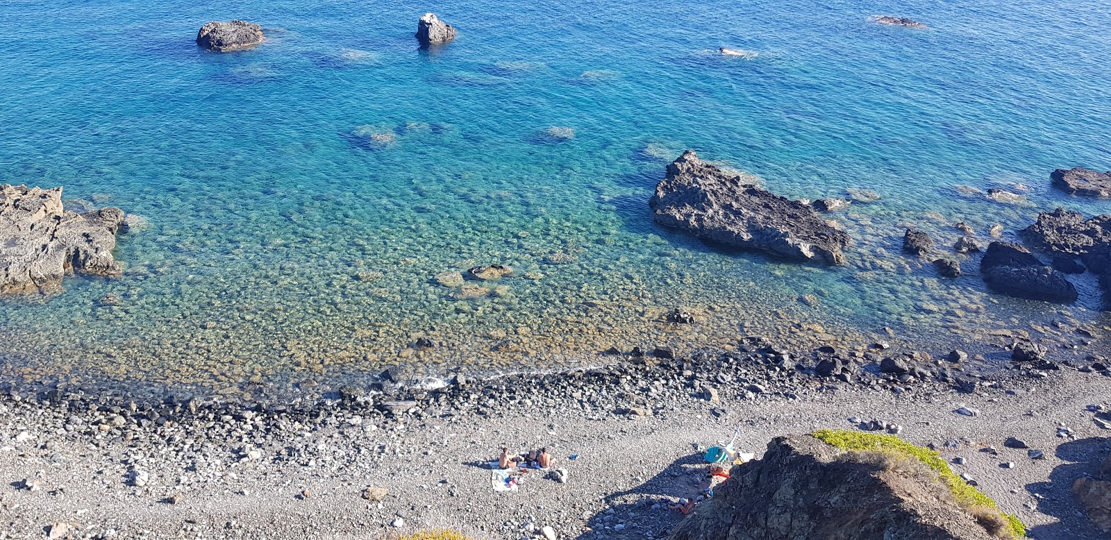 Valokuva Spiaggia Le Tombeista. ympäröity vuorilla