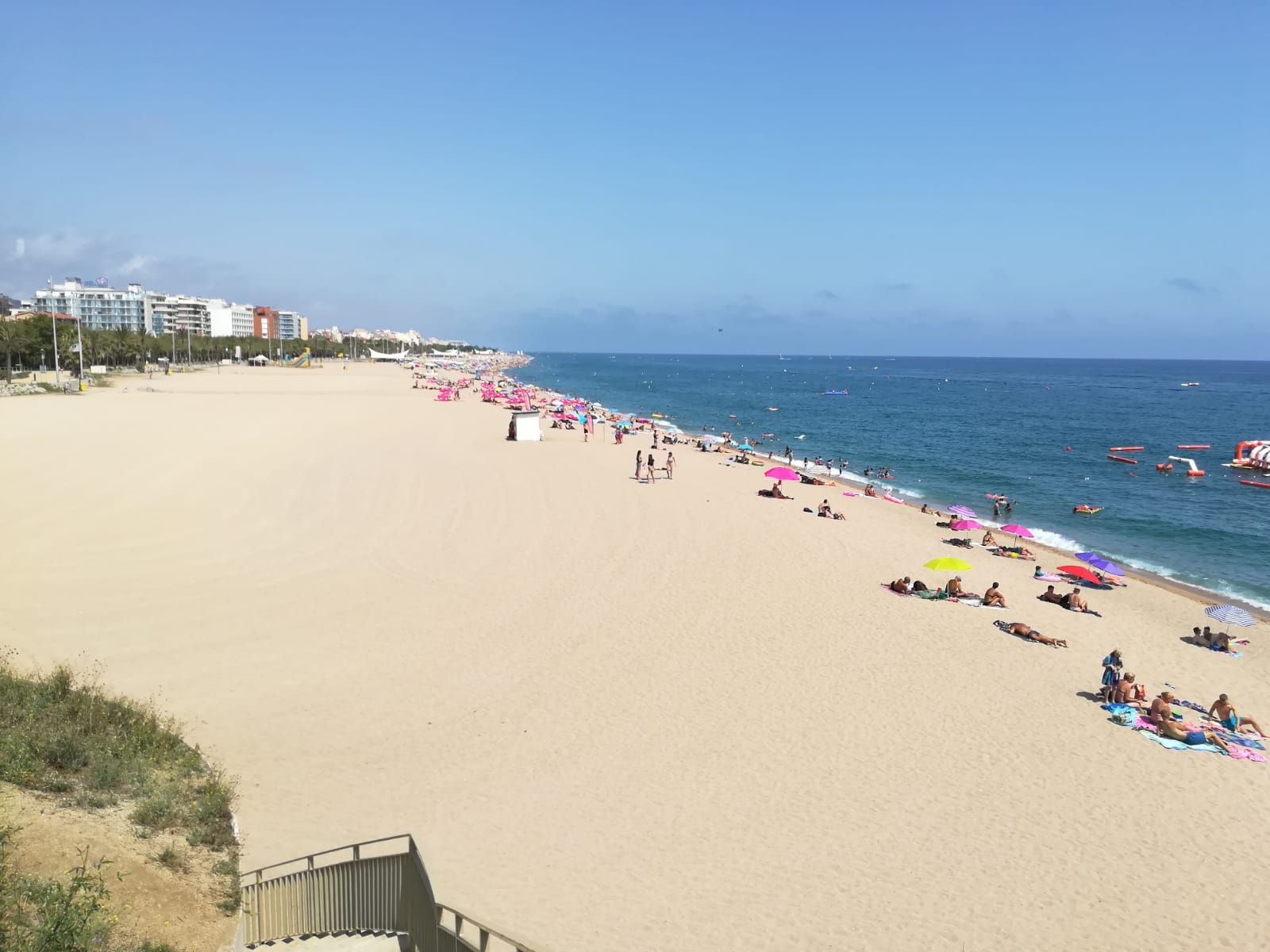 Fotografie cu Plaja Calella cu nivelul de curățenie înalt